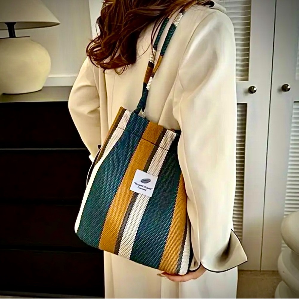 NWOT-Fashion Striped Pattern Bag, Trendy Shoulder Bag, Stylish Fashionable Tote